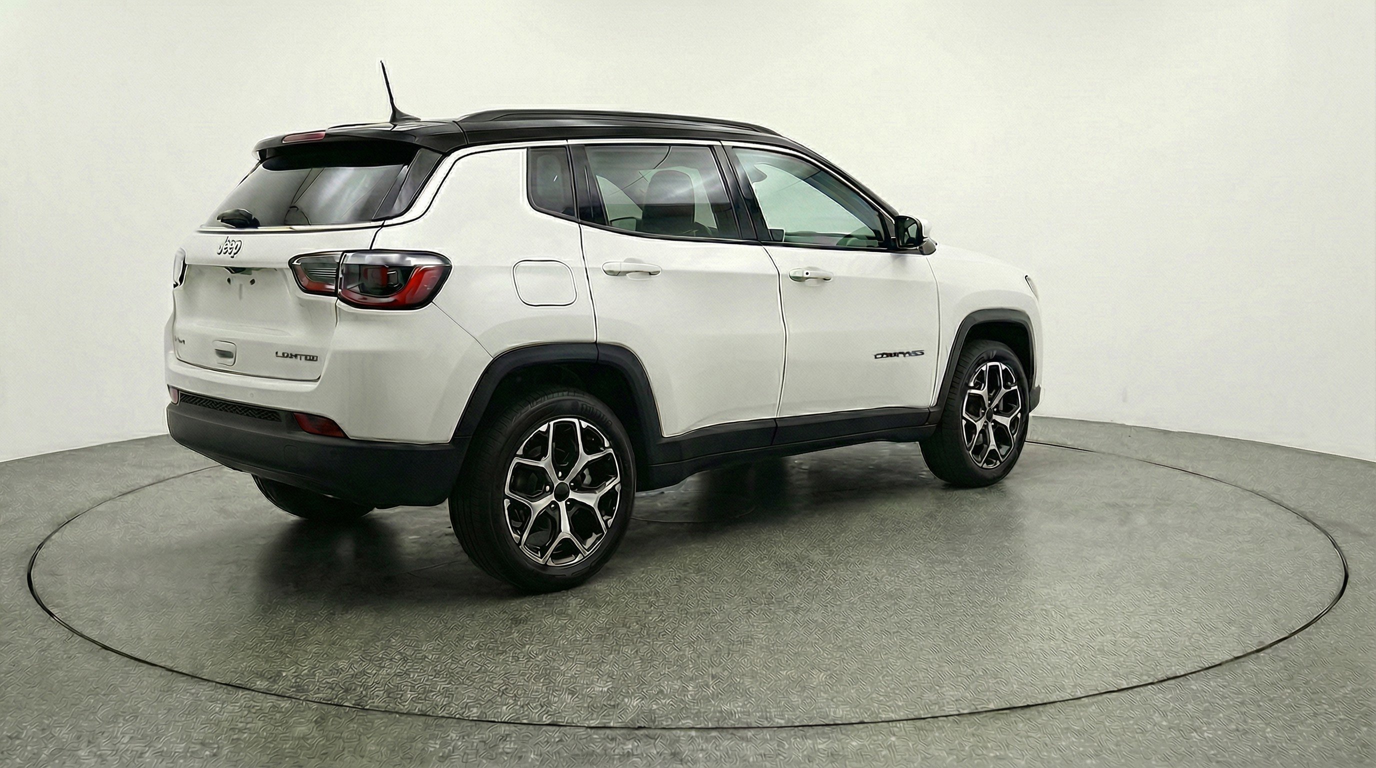 Used 2025 Jeep Compass Limited image 9