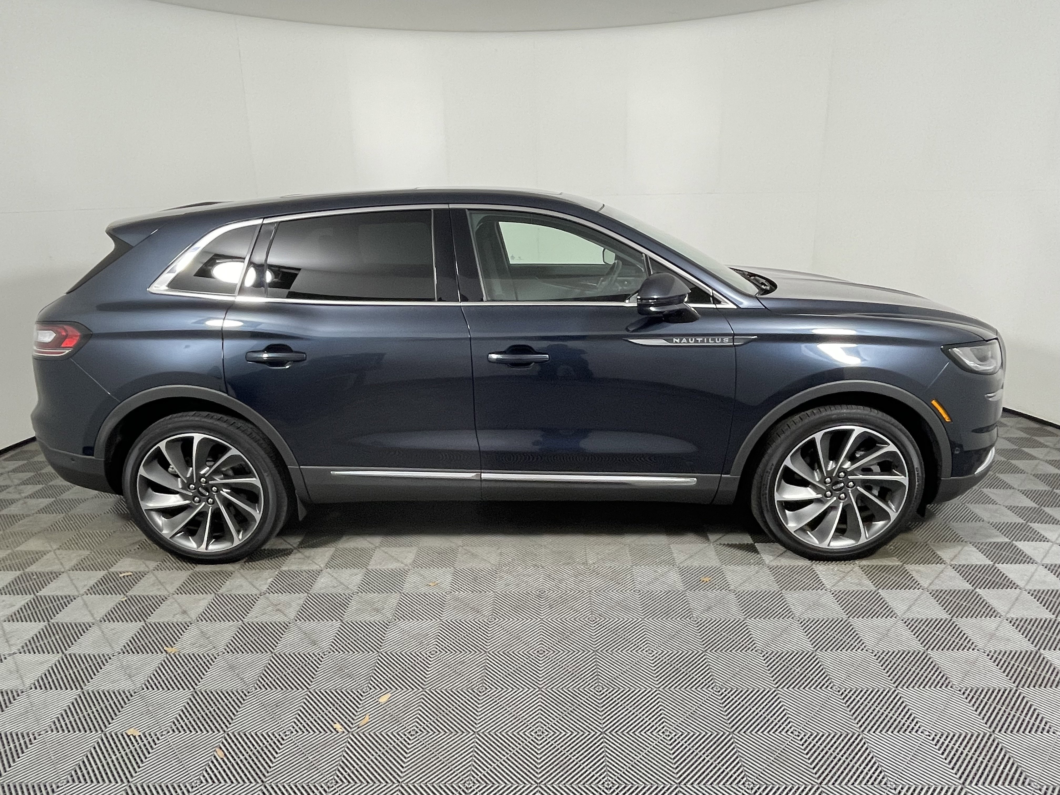 Used 2023 Lincoln Nautilus Reserve w/ Equipment Group 202A image 4