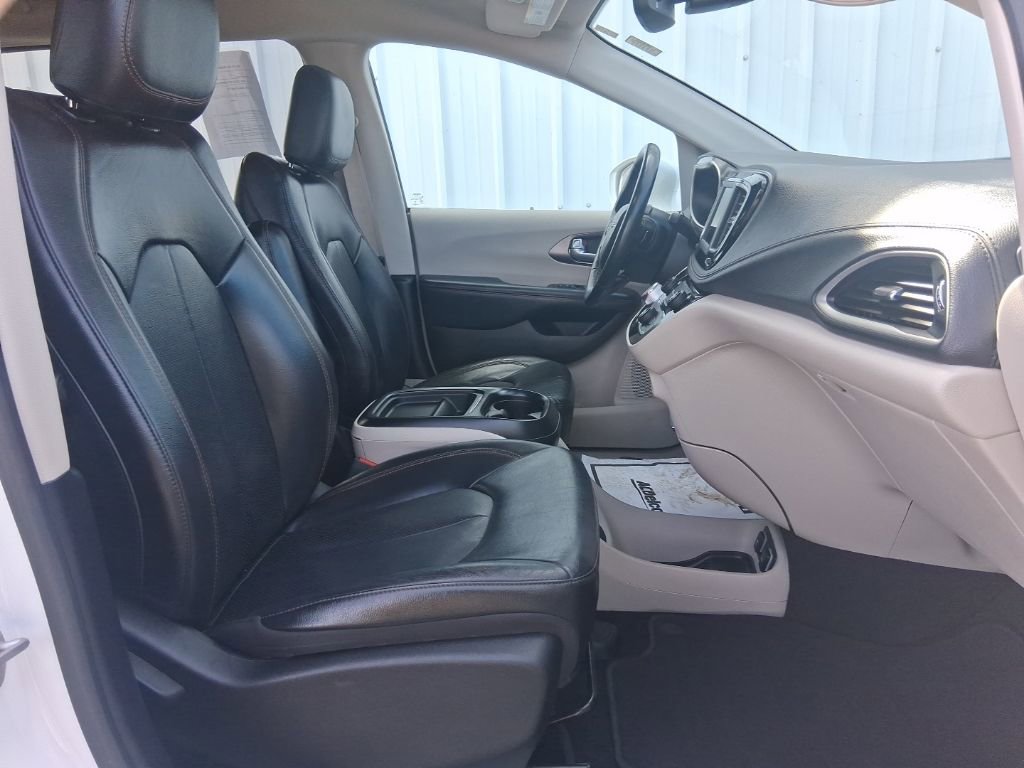 Used 2020 Chrysler Pacifica Touring-L FWD image 16