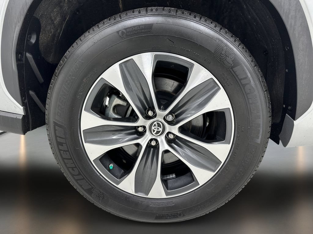 Used 2025 Toyota Highlander XLE FWD image 10