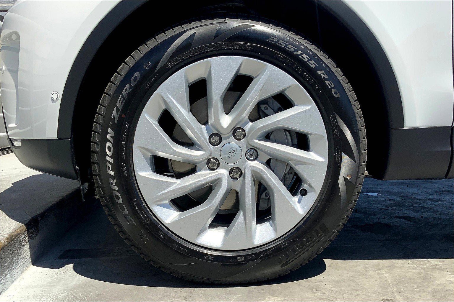 New 2025 Land Rover Discovery S image 10