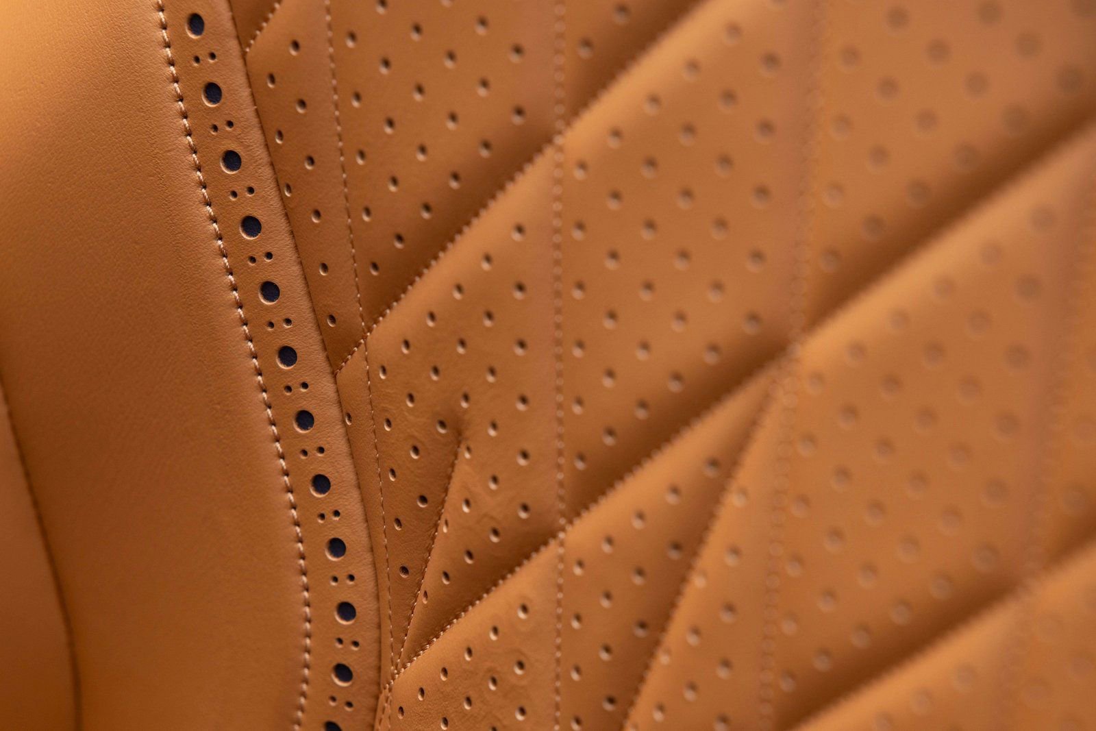 Used 2024 Aston Martin DB12 Convertible image 22