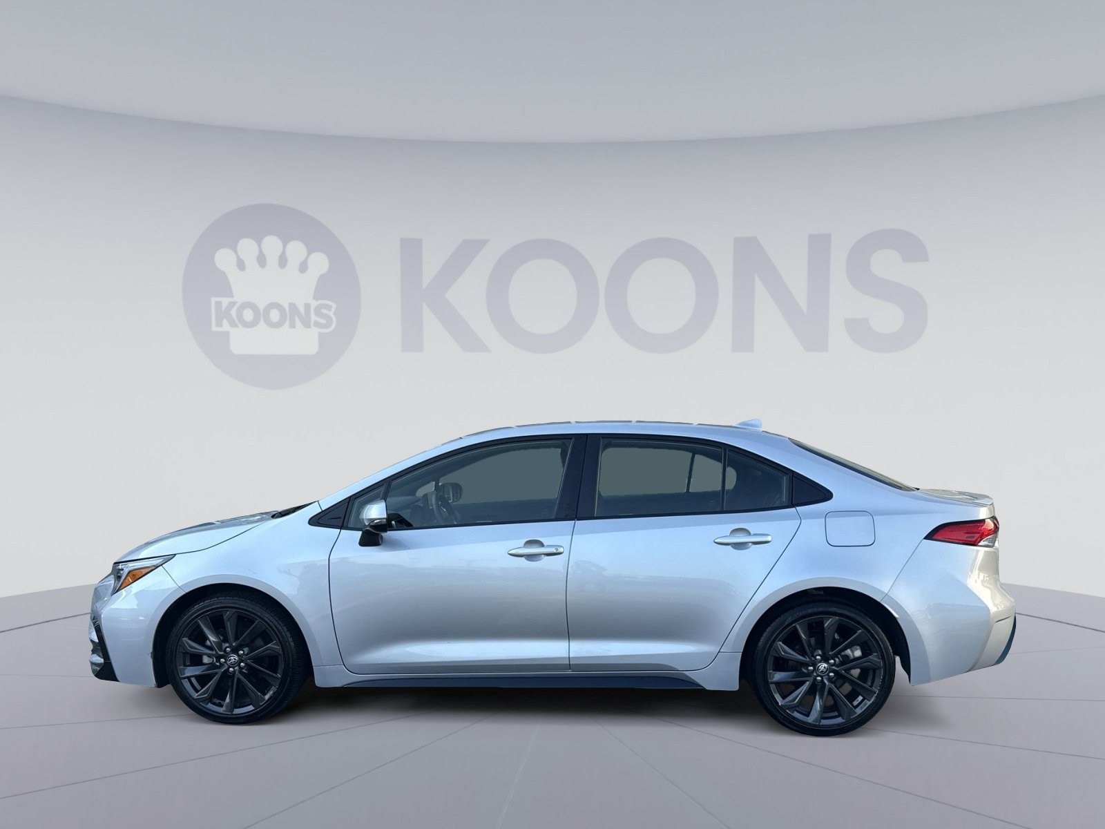 Used 2025 Toyota Corolla SE FWD image 2
