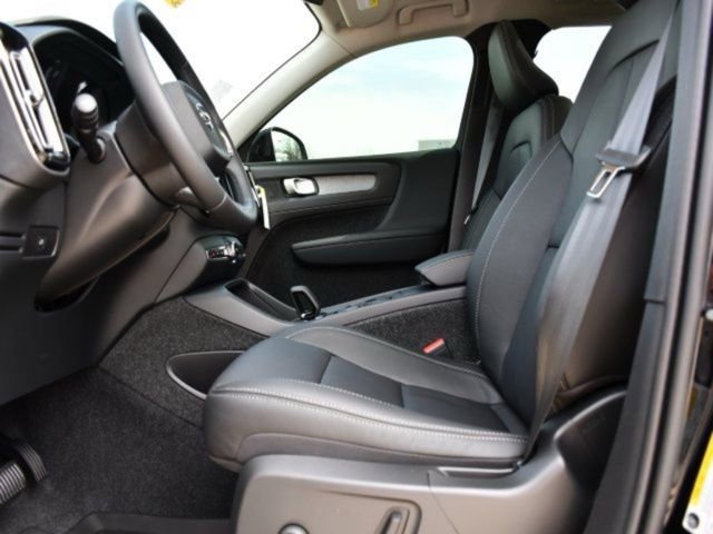 New 2025 Volvo XC40 B5 Core w/ Protection Package Premier image 12