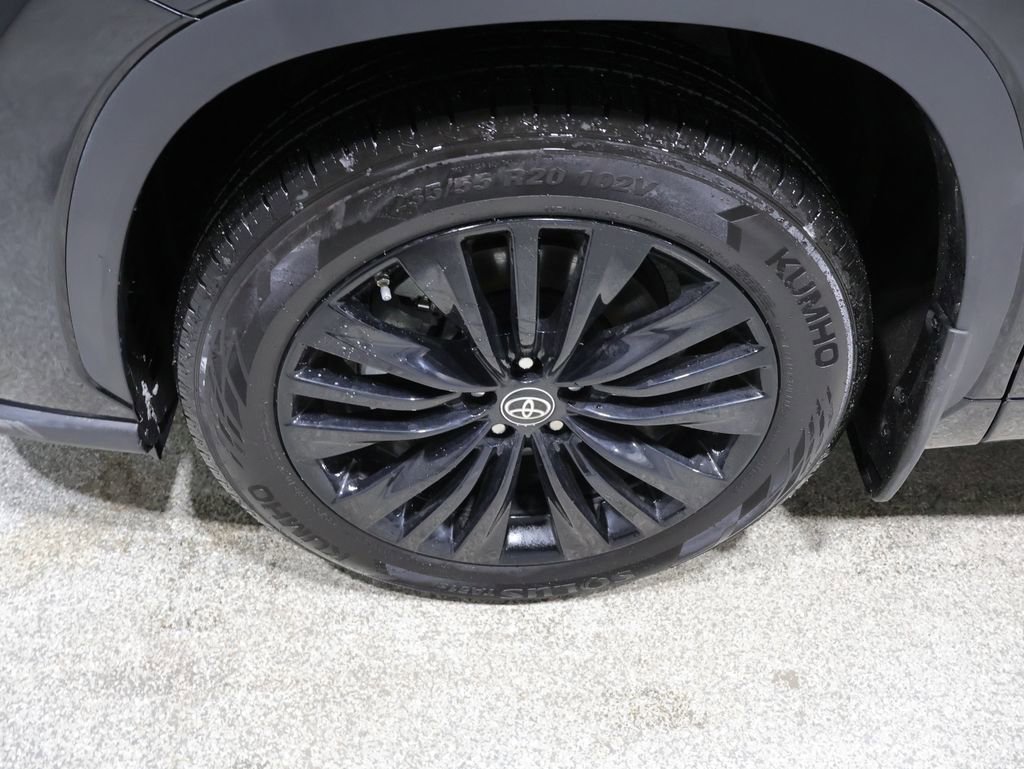 Used 2025 Toyota Highlander Platinum image 9