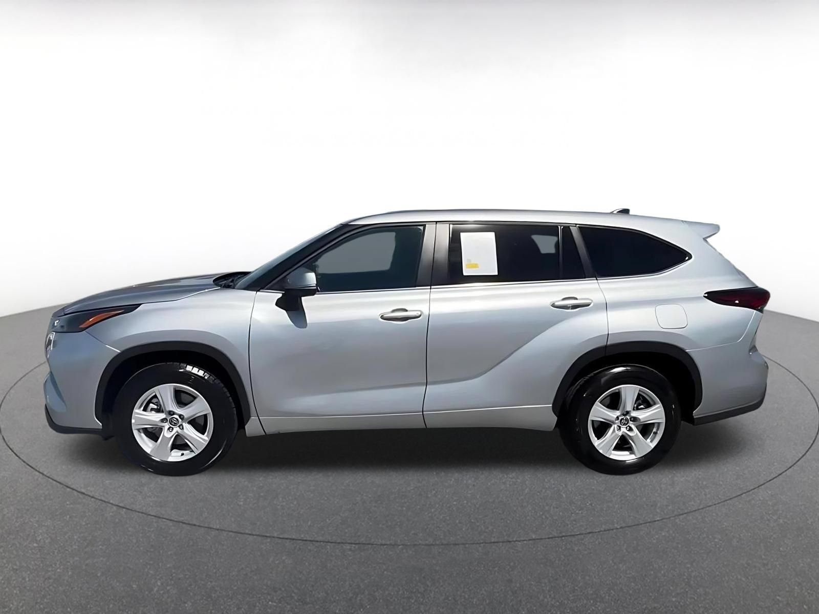 Used 2025 Toyota Highlander LE FWD image 9