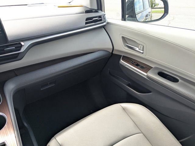 Used 2024 Toyota Sienna XLE FWD image 17