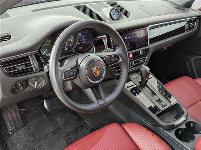 Certified 2025 Porsche Macan image 4