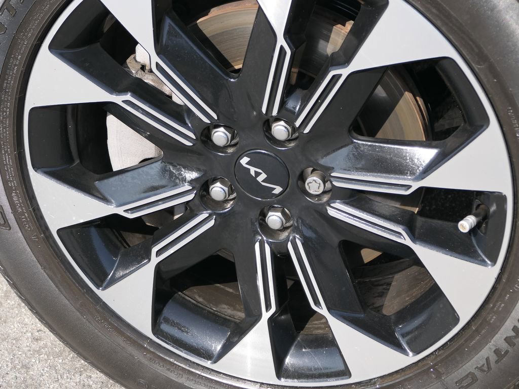 Used 2024 Kia Carnival EX image 11