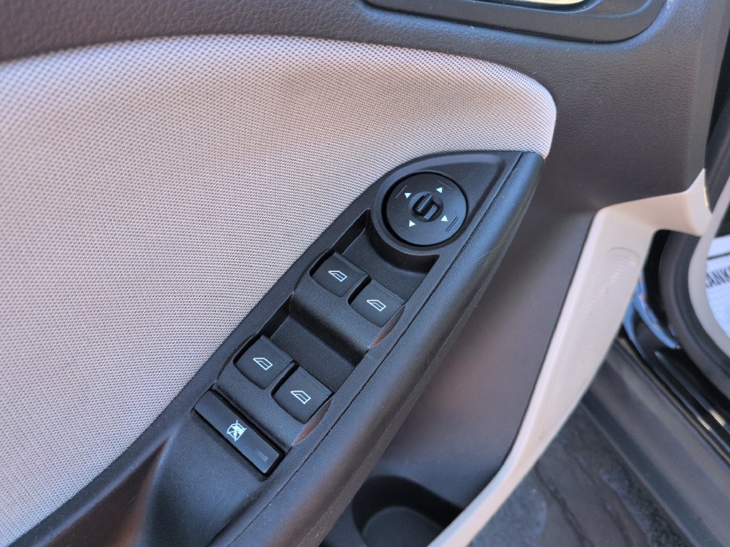 Used 2018 Ford Focus SE w/ SE Appearance Package FWD image 12