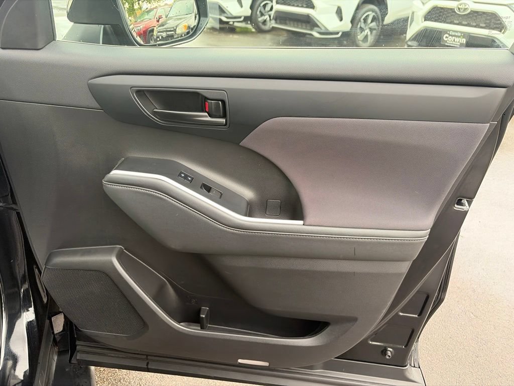 Used 2022 Toyota Highlander LE AWD/4WD image 11