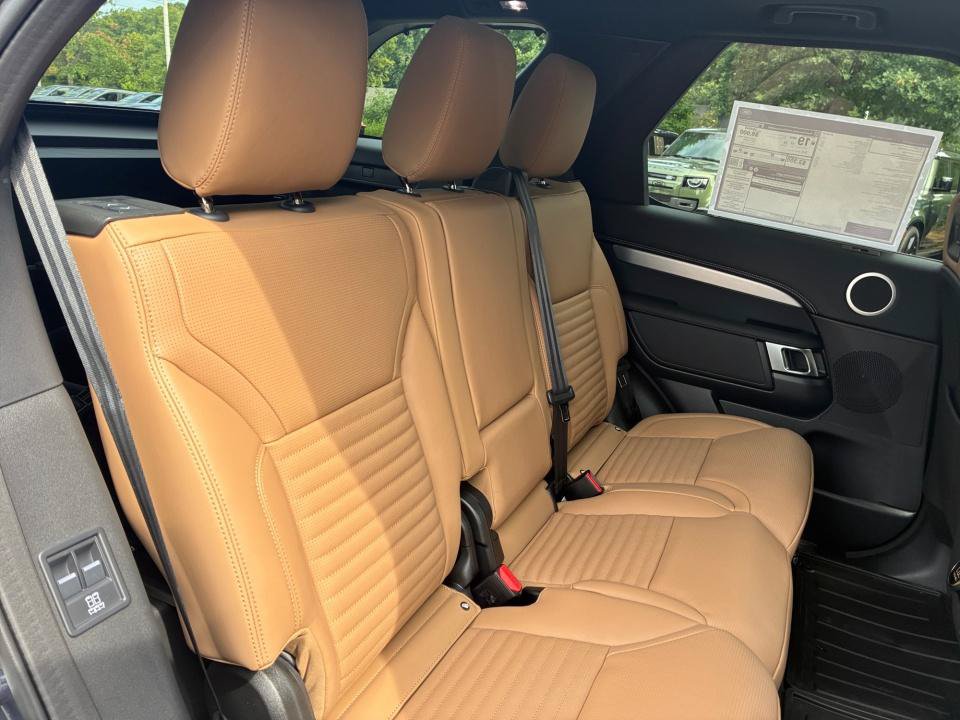 New 2026 Land Rover Discovery Limited Edition AWD/4WD image 29