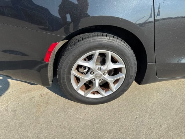 Used 2018 Chrysler Pacifica Touring Plus w/ Tire & Wheel Group FWD image 10