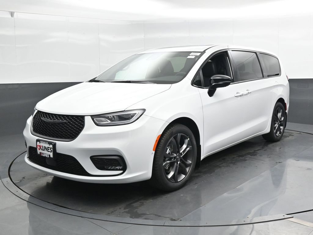 New 2026 Chrysler Pacifica Select image 5