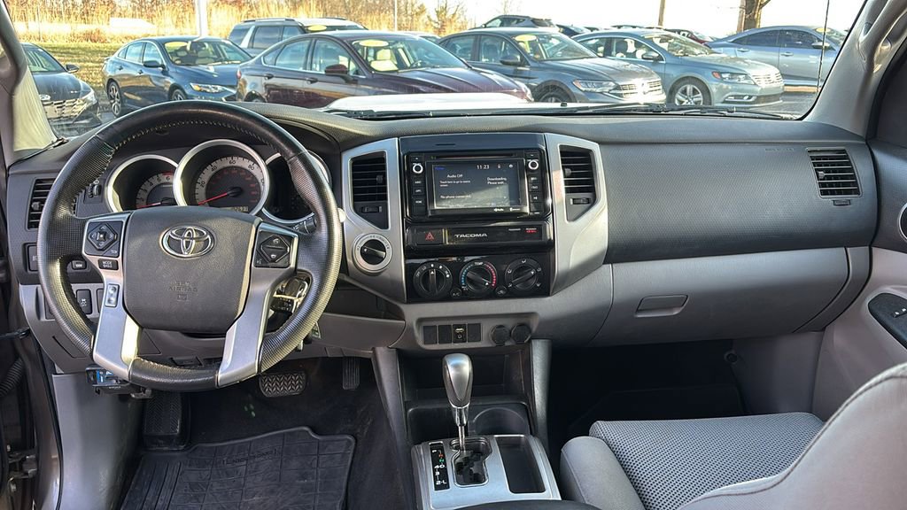 Used 2015 Toyota Tacoma Base image 12