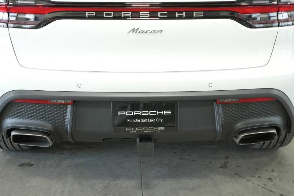 Certified 2025 Porsche Macan AWD/4WD image 38