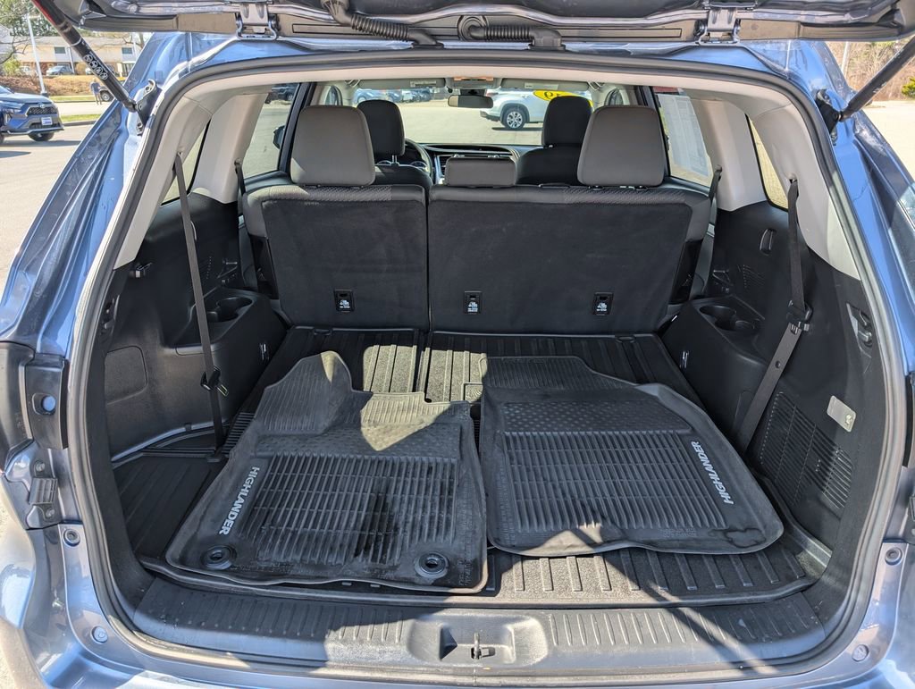 Used 2019 Toyota Highlander LE AWD/4WD image 12