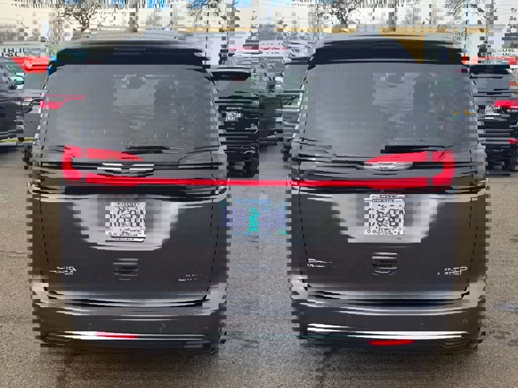 Used 2022 Chrysler Pacifica Limited image 7