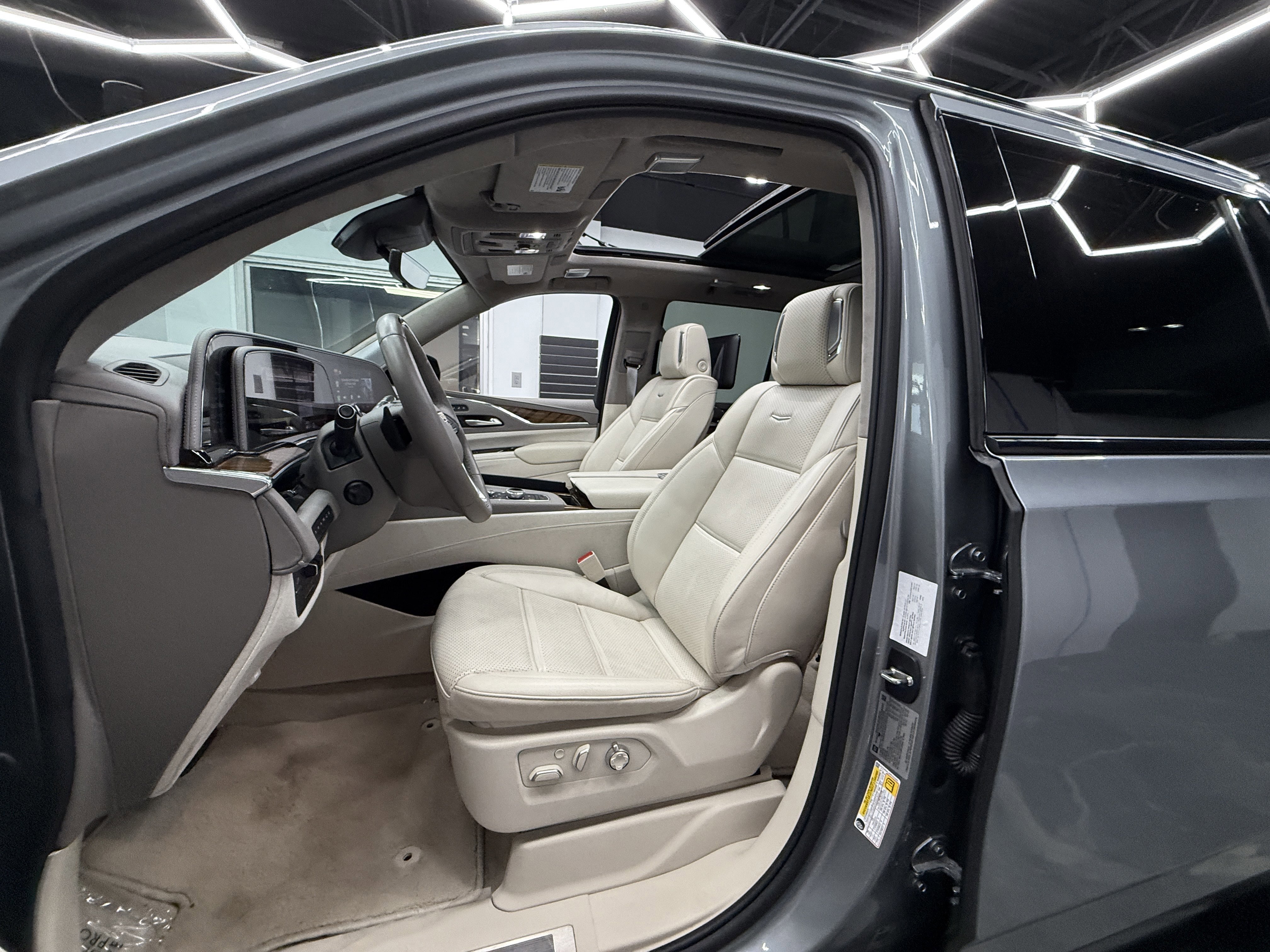 Used 2024 Cadillac Escalade Sport Platinum image 17