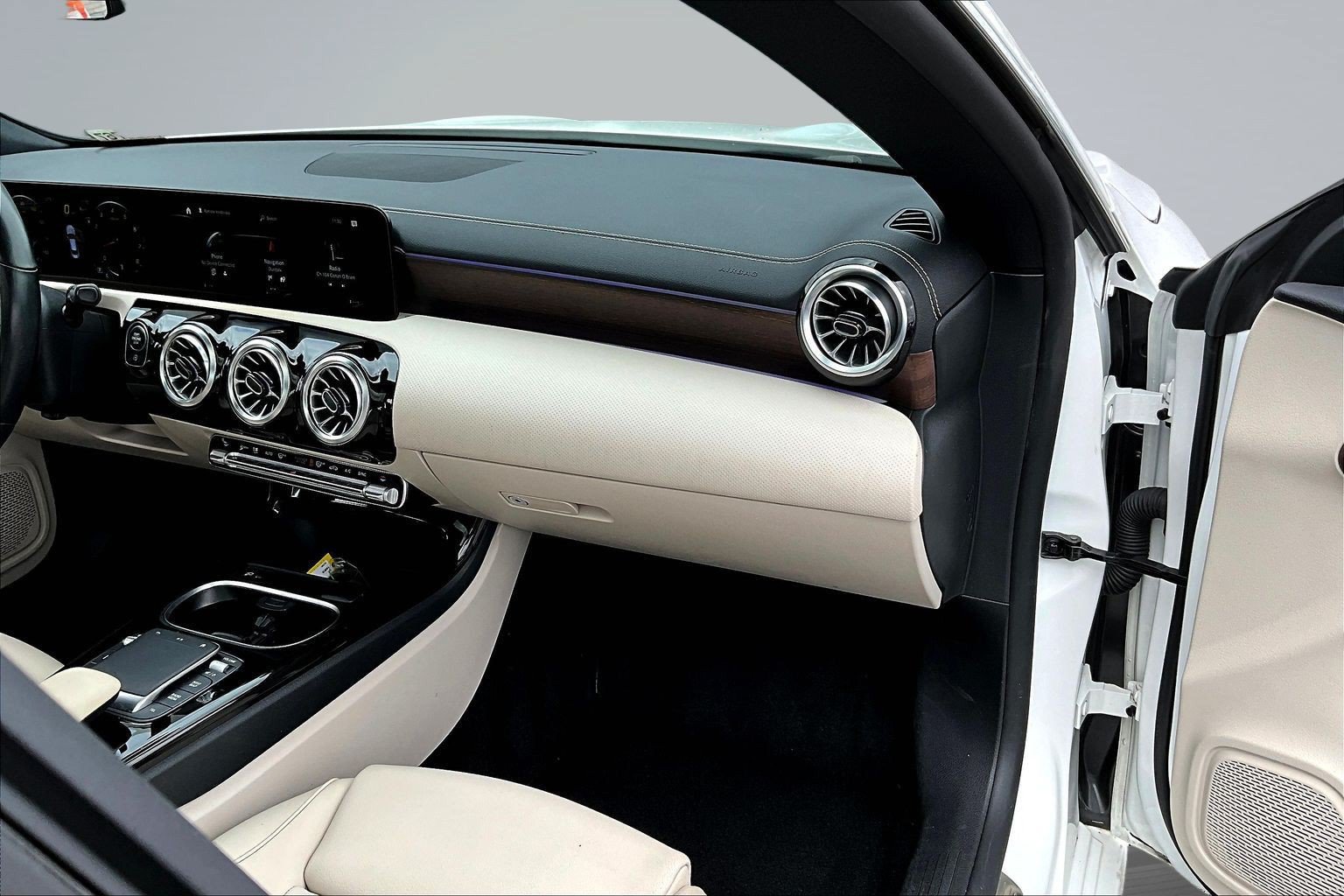 Used 2023 Mercedes-Benz CLA 250 4MATIC w/ Premium Package image 23