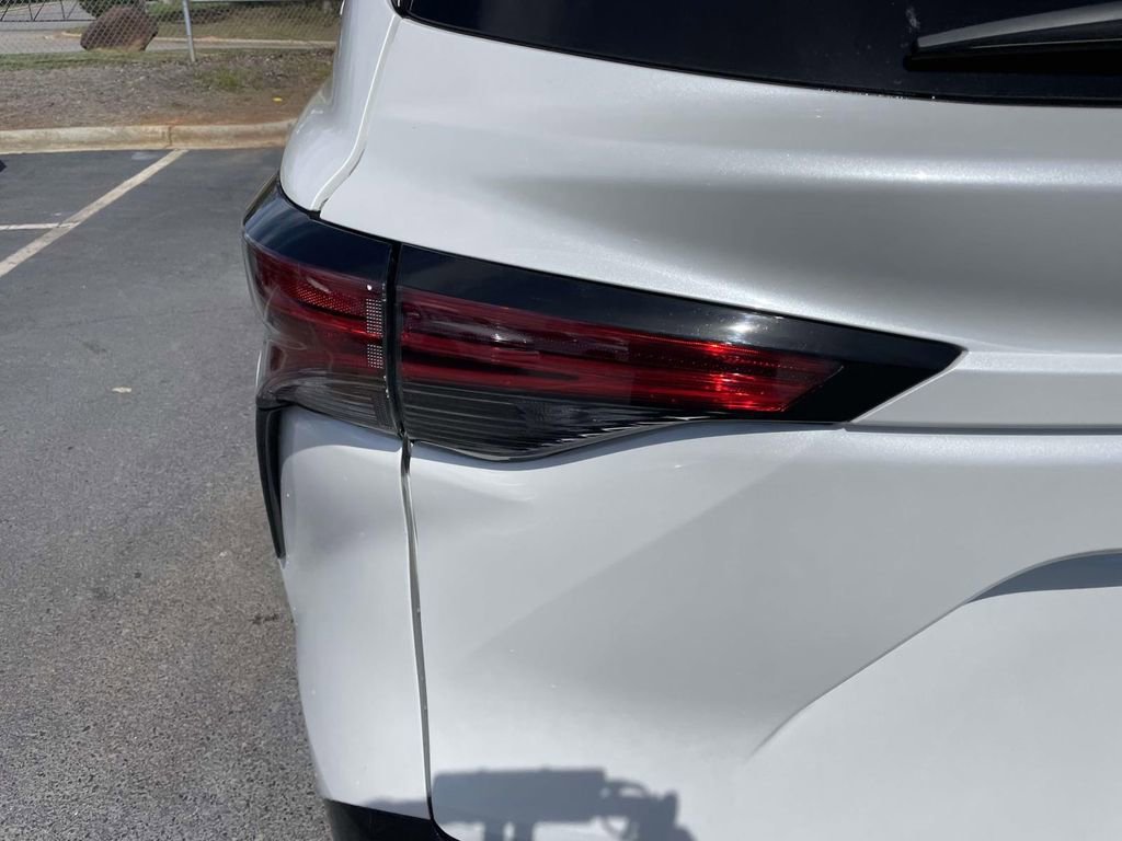 Used 2023 Toyota Sienna Limited image 26