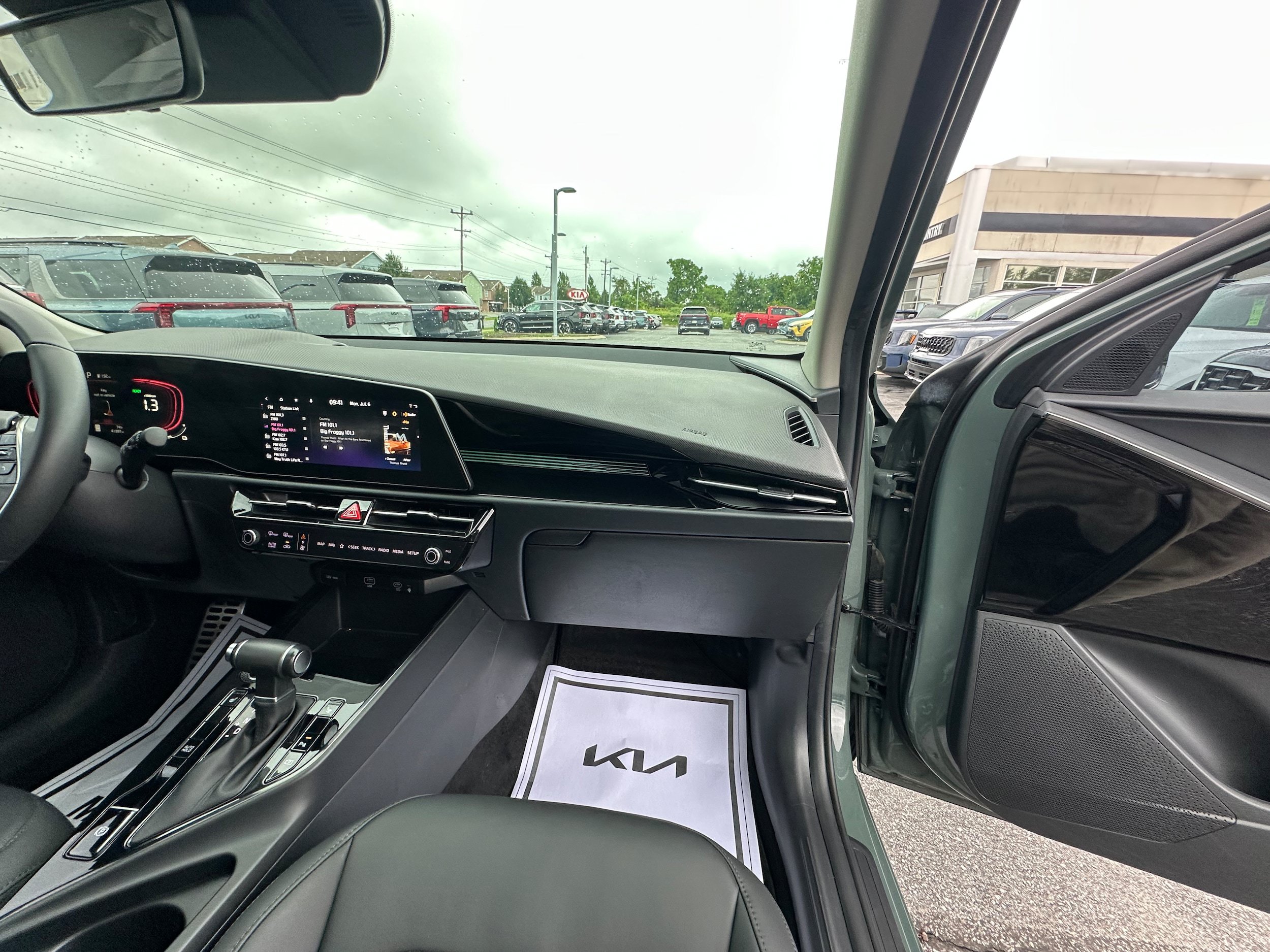 Used 2024 Kia Niro EX Touring FWD image 20