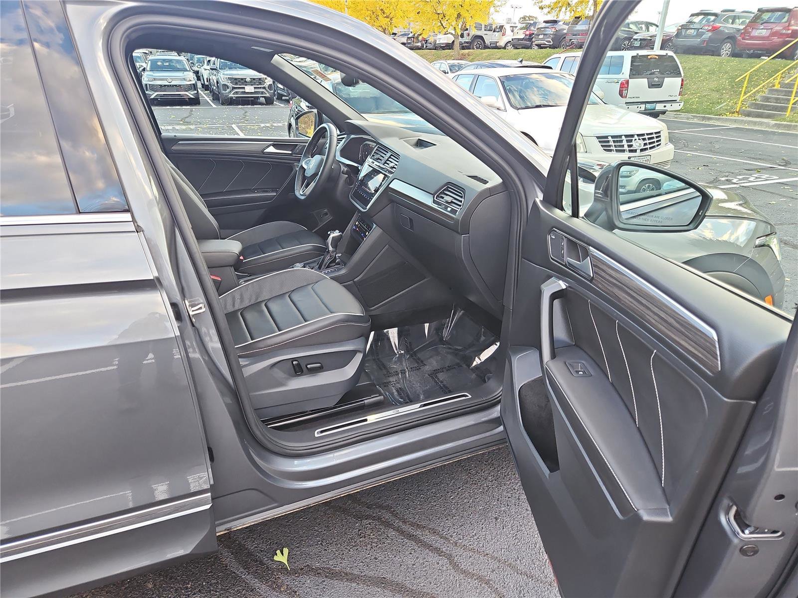 Certified 2023 Volkswagen Tiguan SEL R-Line image 28