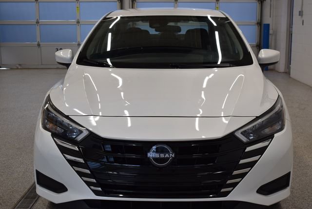 Used 2025 Nissan Versa SV image 3