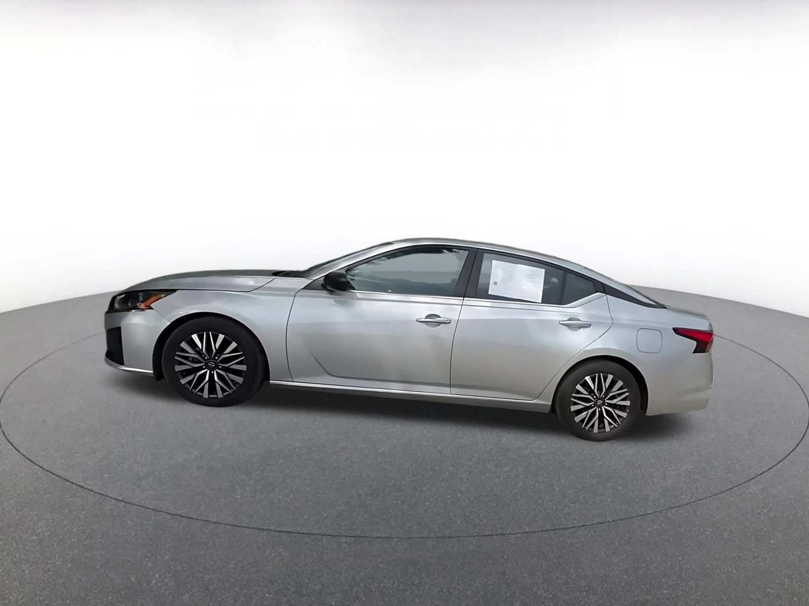 Used 2025 Nissan Altima 2.5 SV FWD image 9