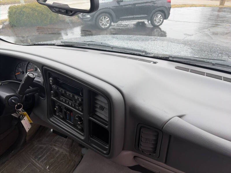 Used 2004 Chevrolet Tahoe LS RWD image 16
