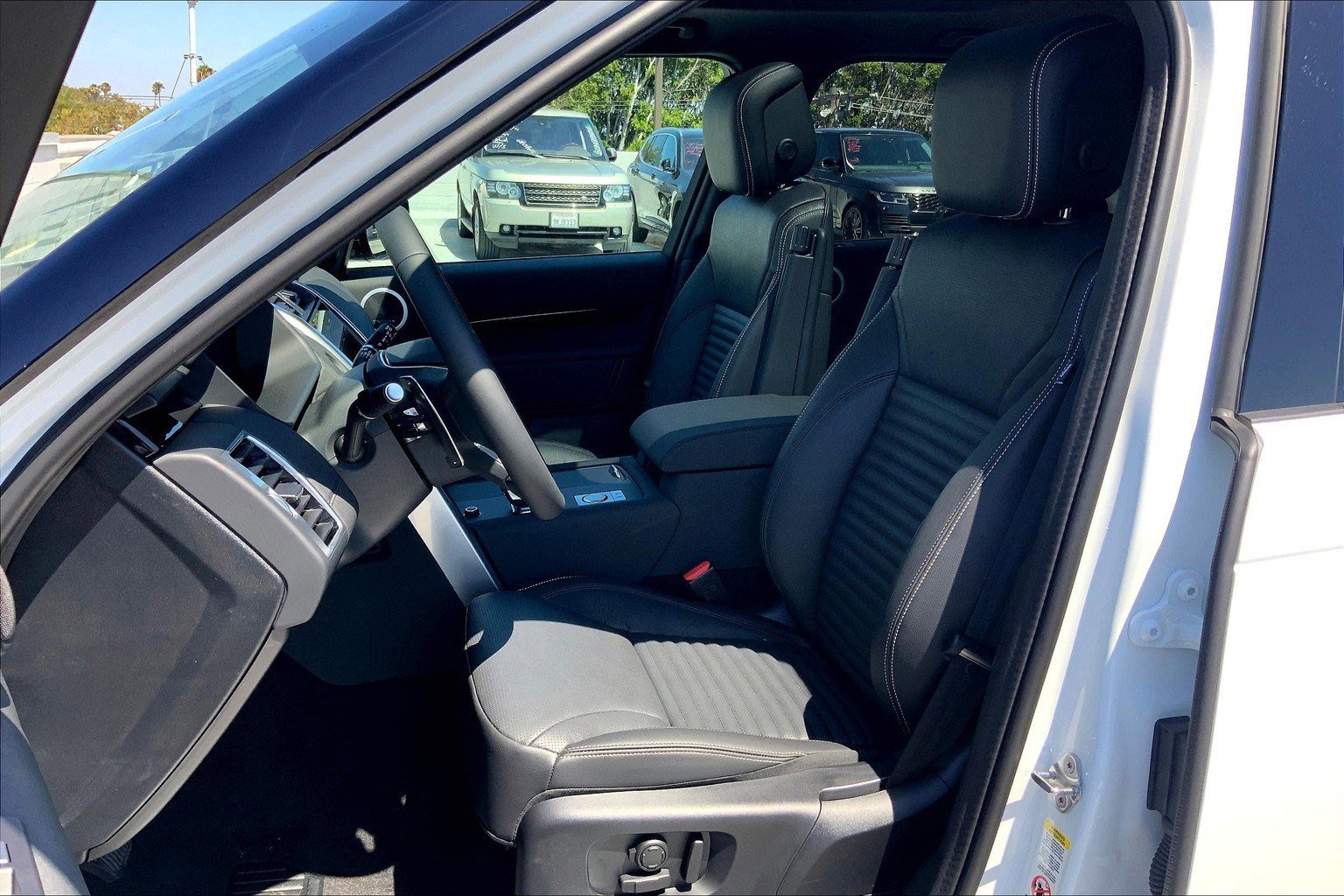 New 2025 Land Rover Discovery S image 6