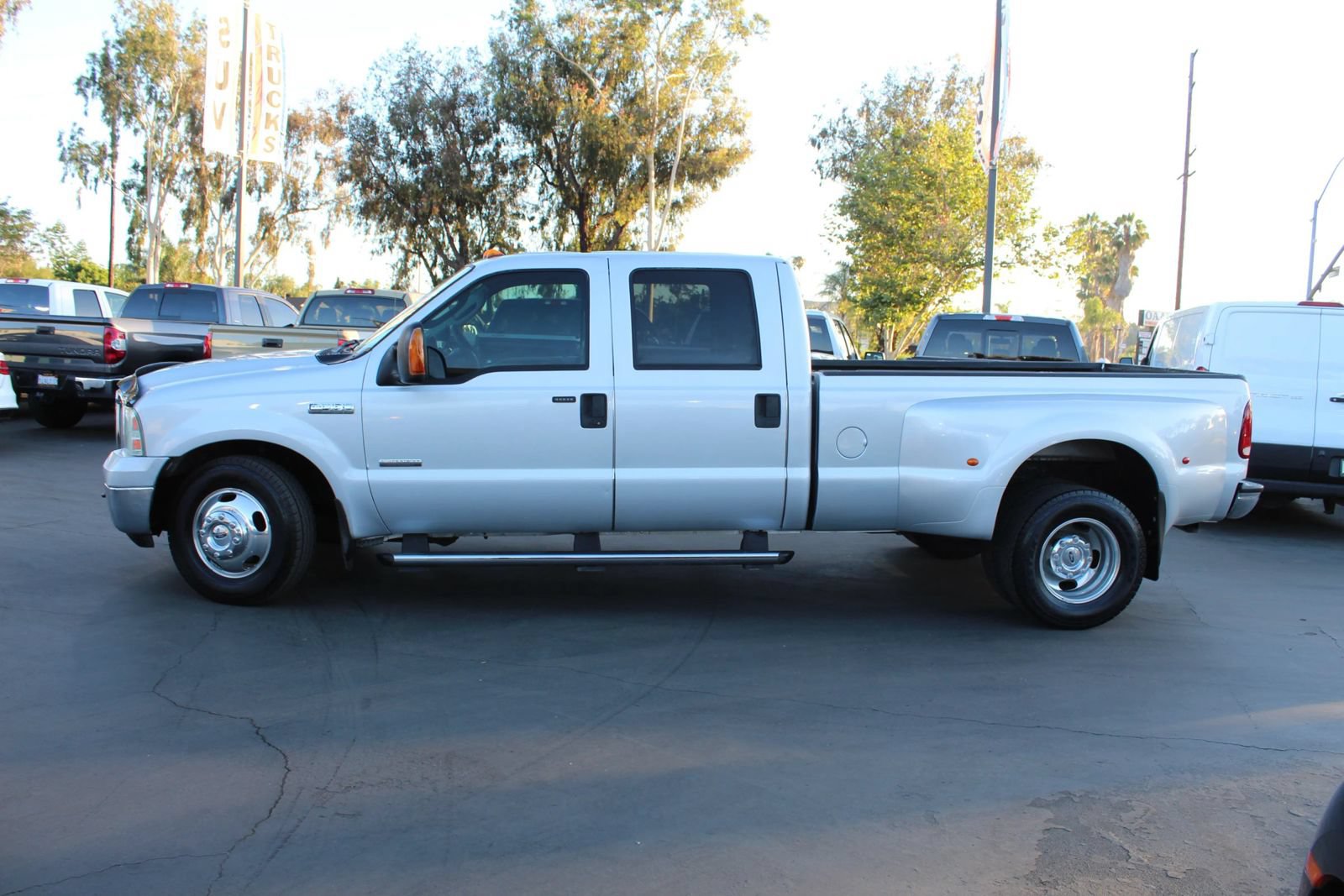 Used 2005 Ford F350 Lariat RWD image 2