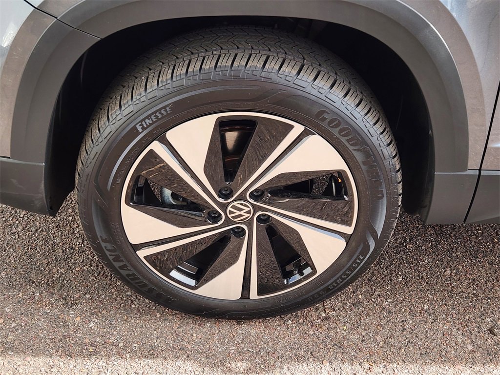 Used 2024 Volkswagen Taos SE image 30