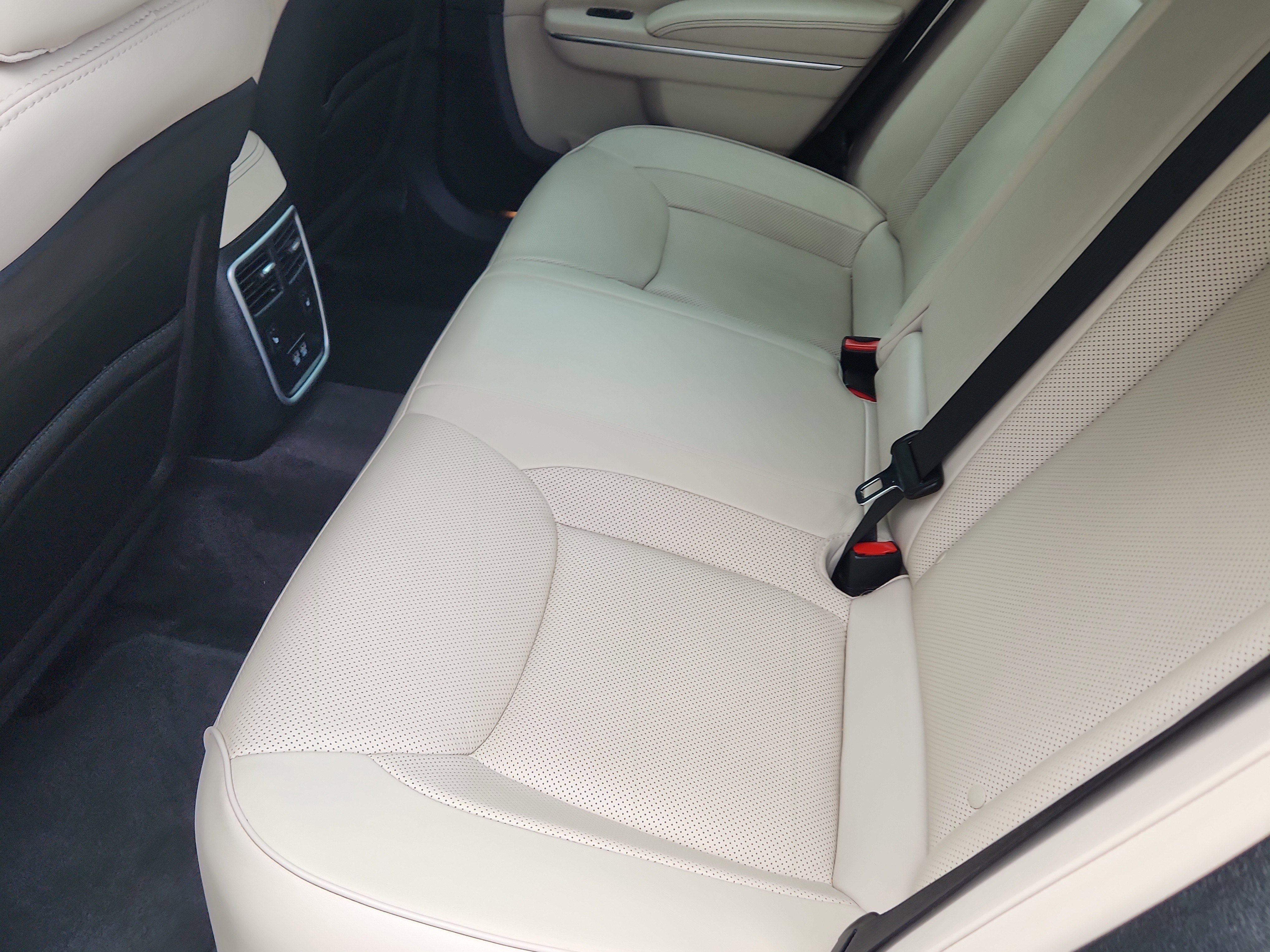 Used 2018 Chrysler 300 Limited image 9