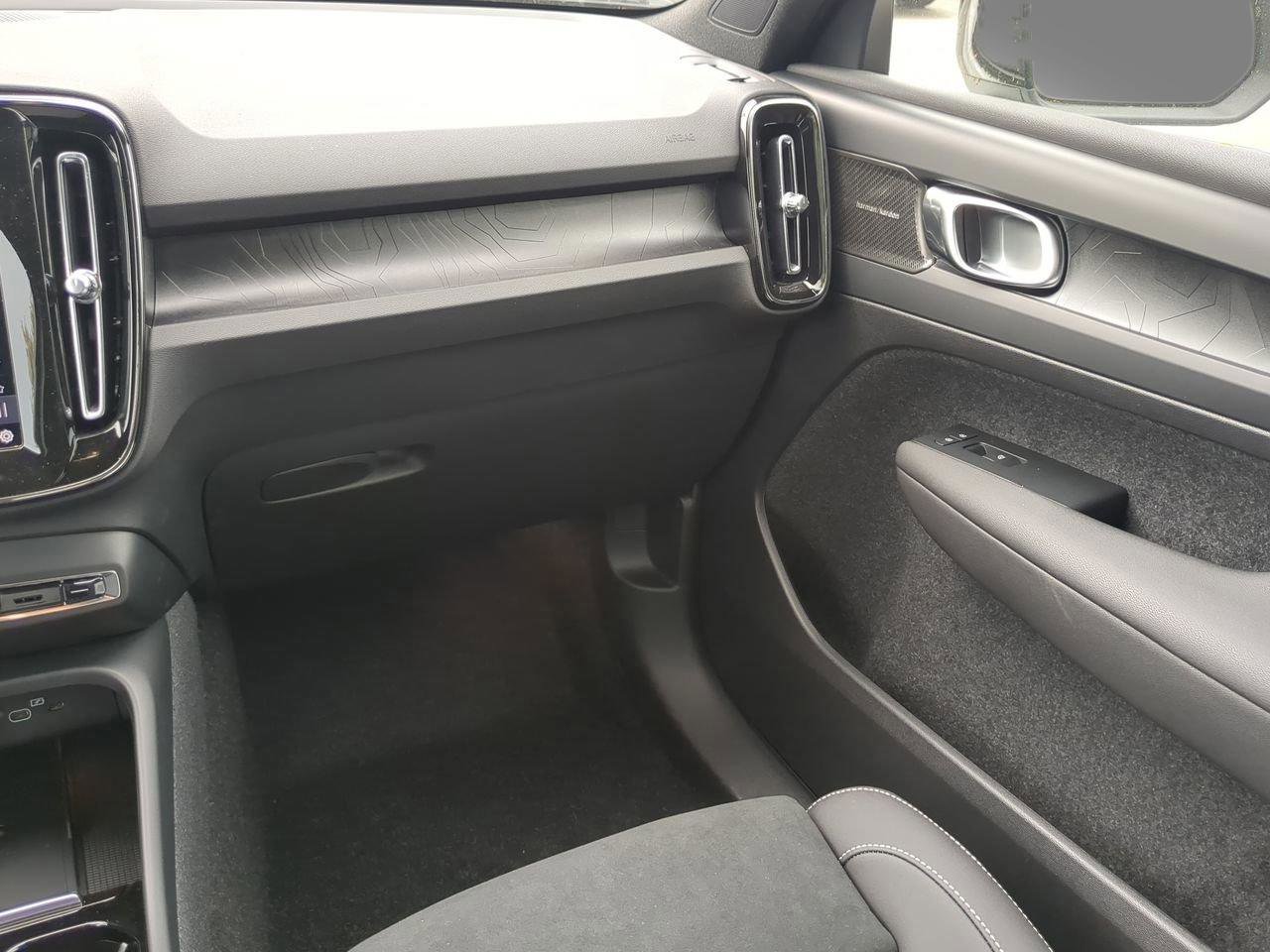 New 2024 Volvo XC40 Recharge Ultimate w/ Protection Package Premier image 13