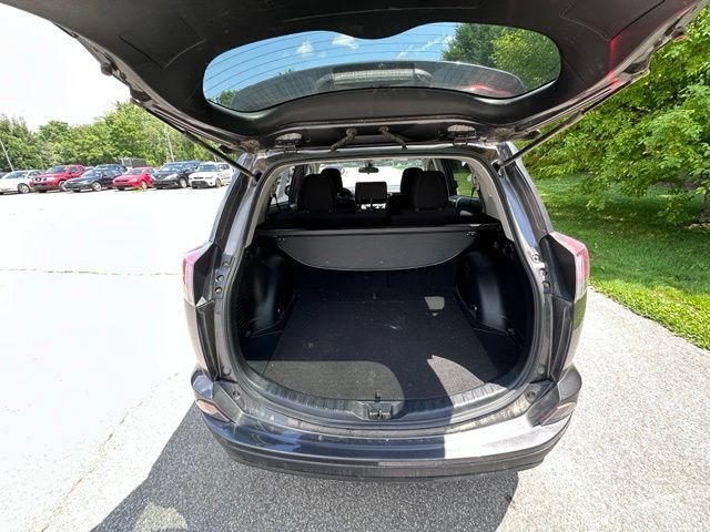 Used 2018 Toyota RAV4 LE AWD/4WD image 10