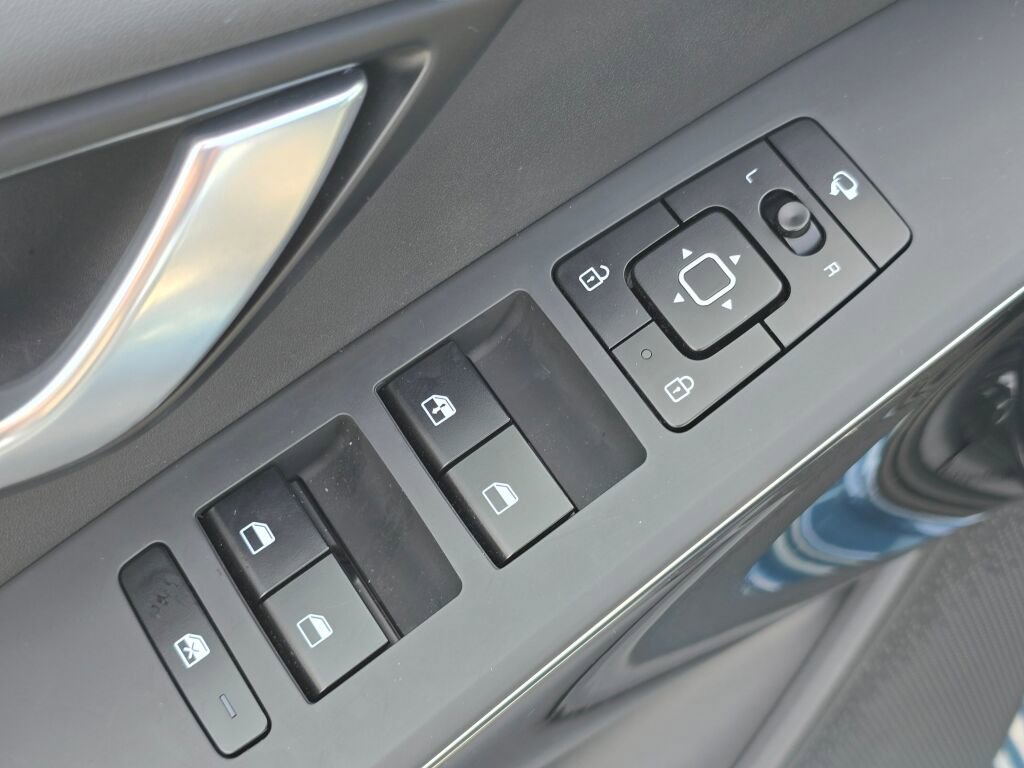 Used 2024 Kia Niro EX Touring image 26