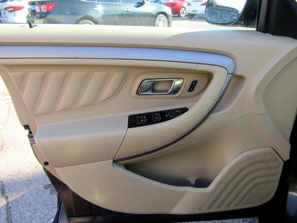 Used 2016 Ford Taurus SE FWD image 27