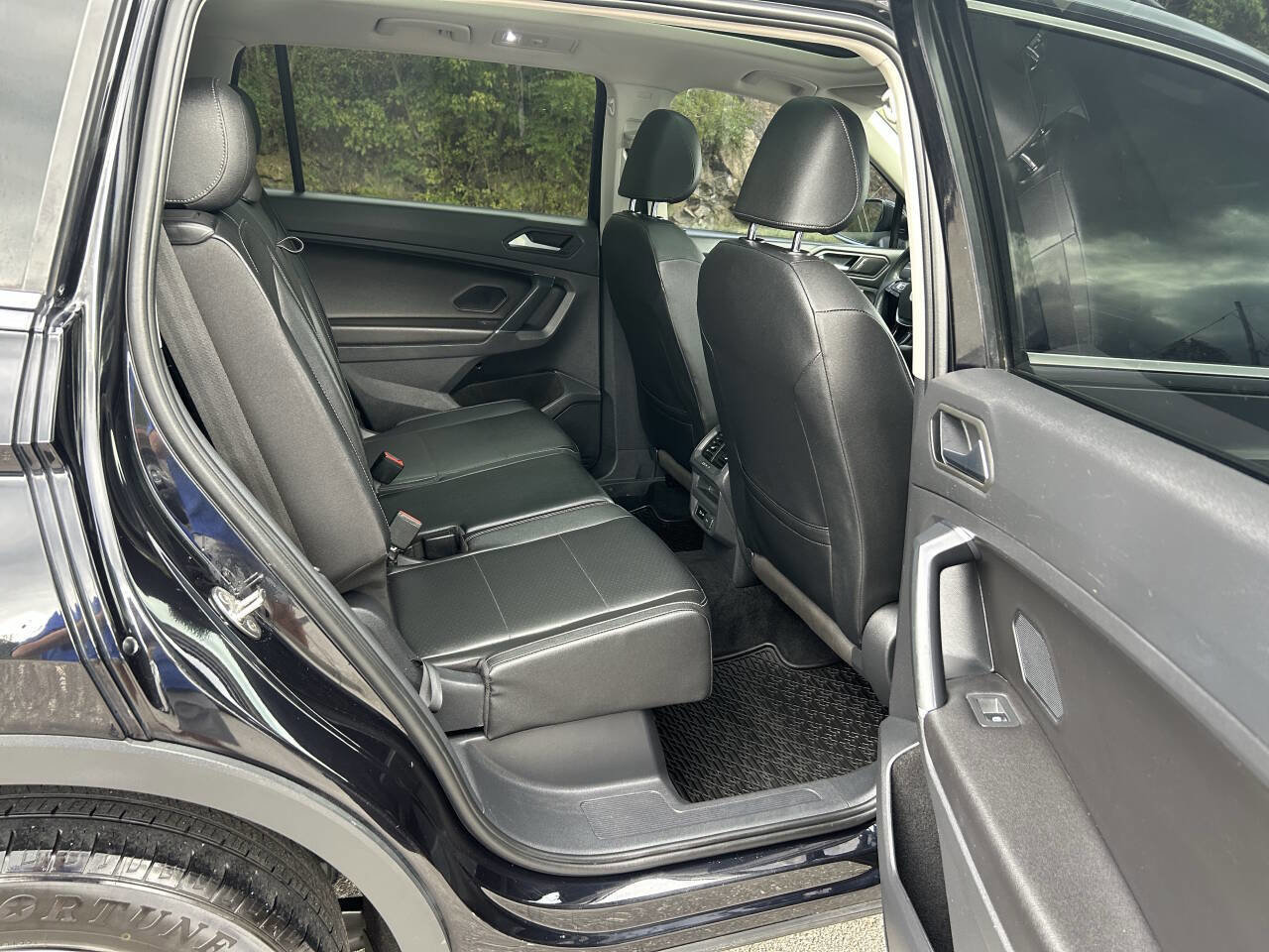 Used 2020 Volkswagen Tiguan SE w/ Panoramic Sunroof Package image 22