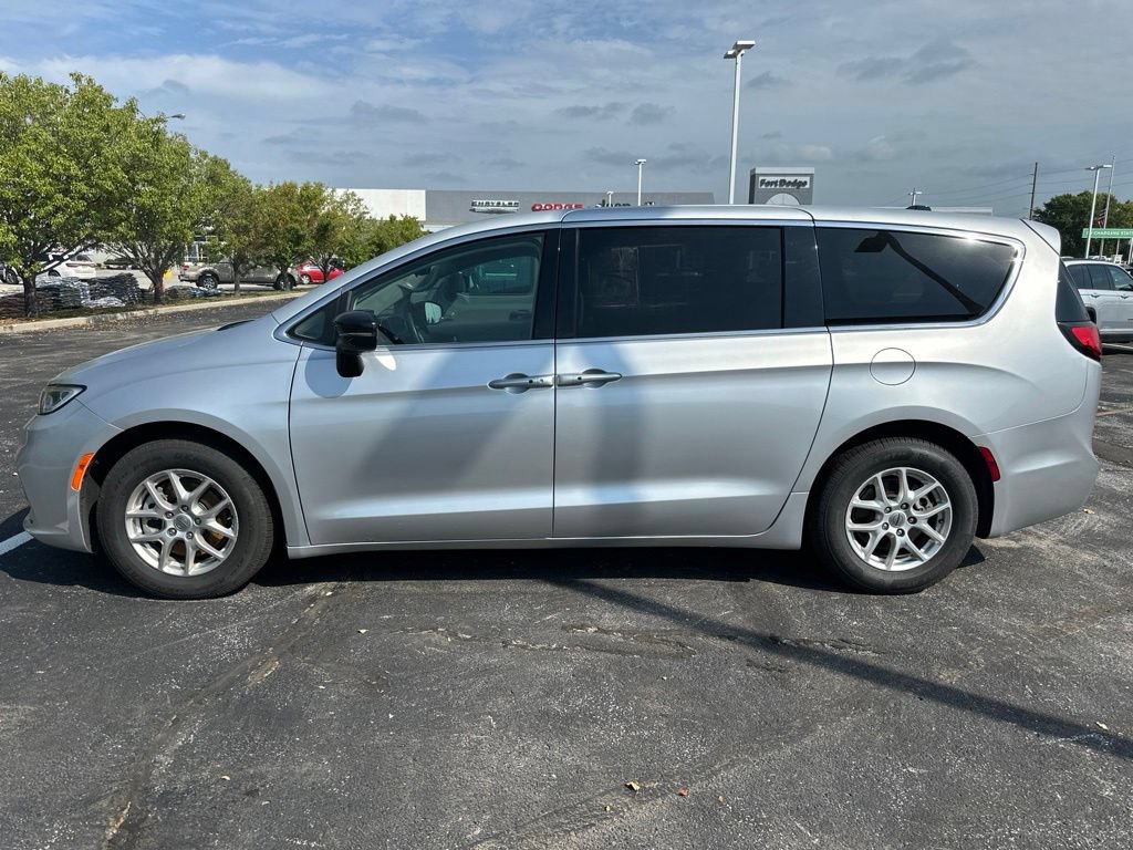 Used 2024 Chrysler Pacifica Touring-L FWD image 2