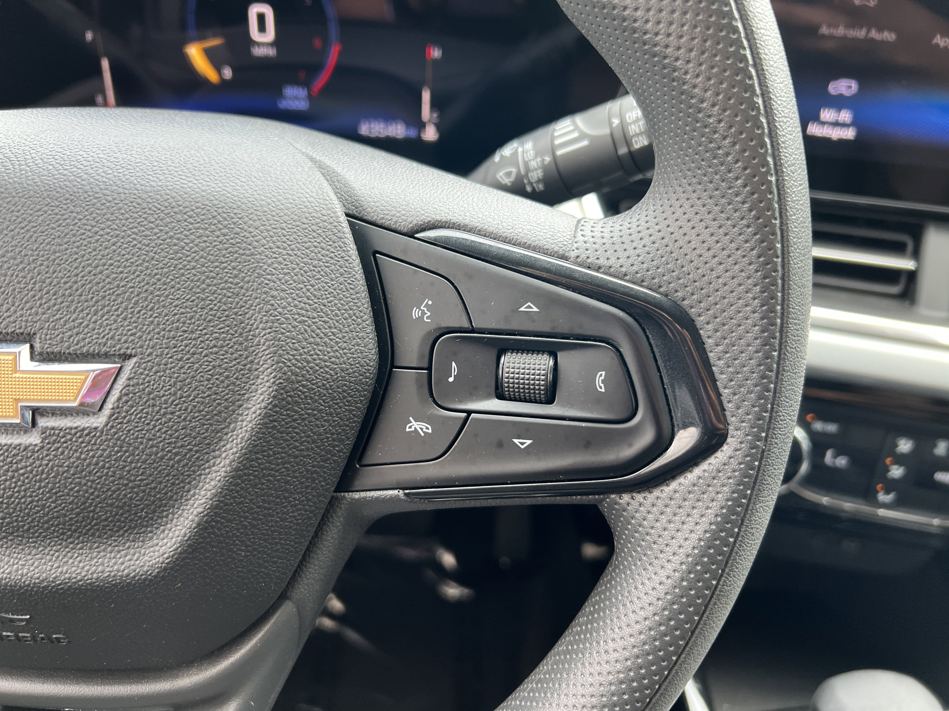 Used 2025 Chevrolet Trax LT FWD image 27