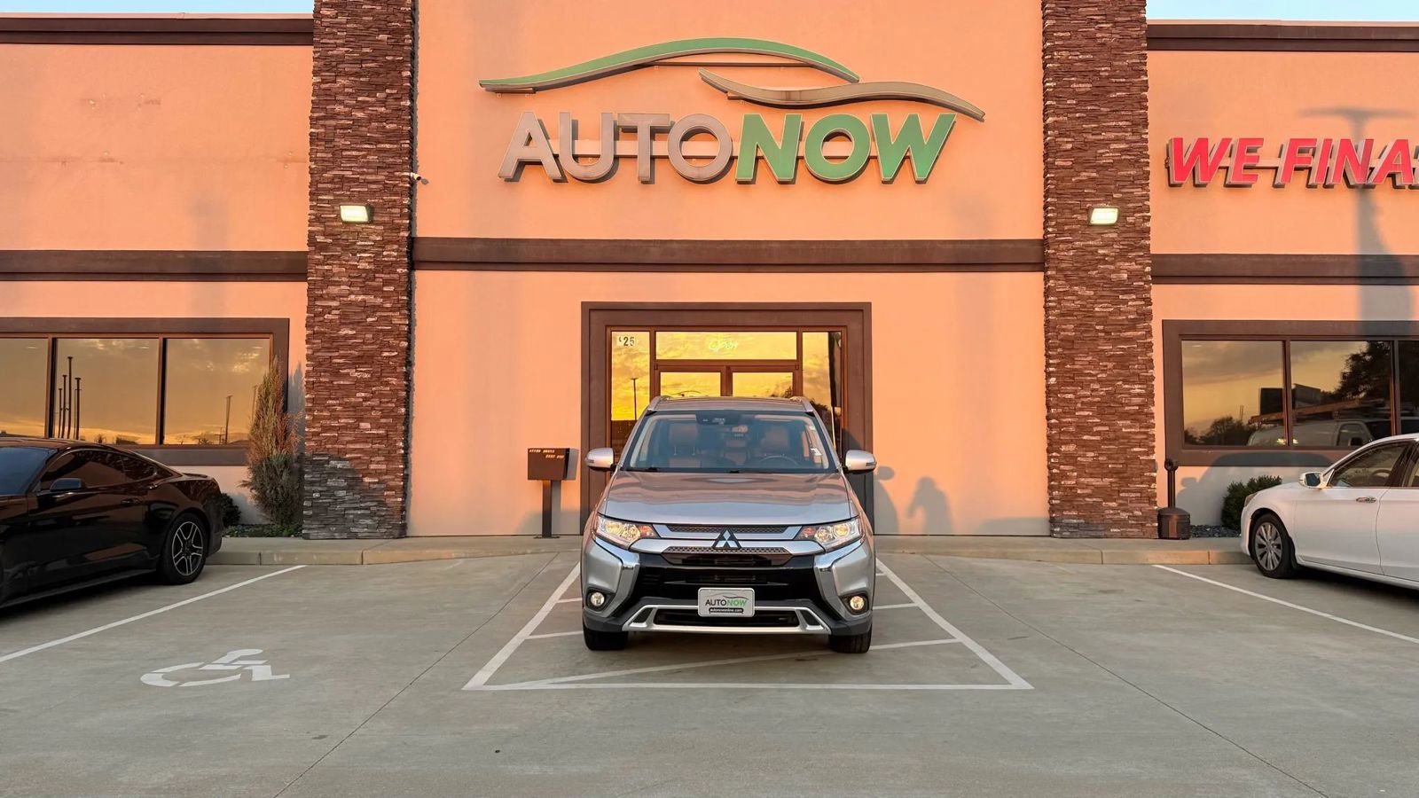 Used 2020 Mitsubishi Outlander SE image 1