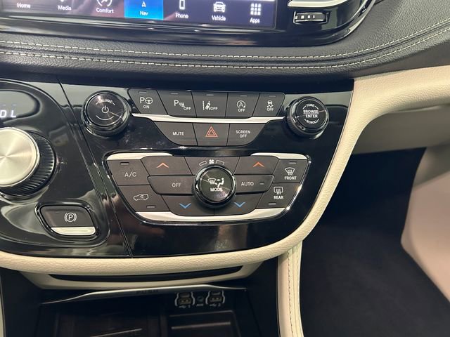 Used 2024 Chrysler Pacifica Limited image 25
