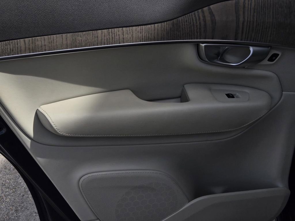 Used 2023 Volvo XC90 B6 Plus image 13