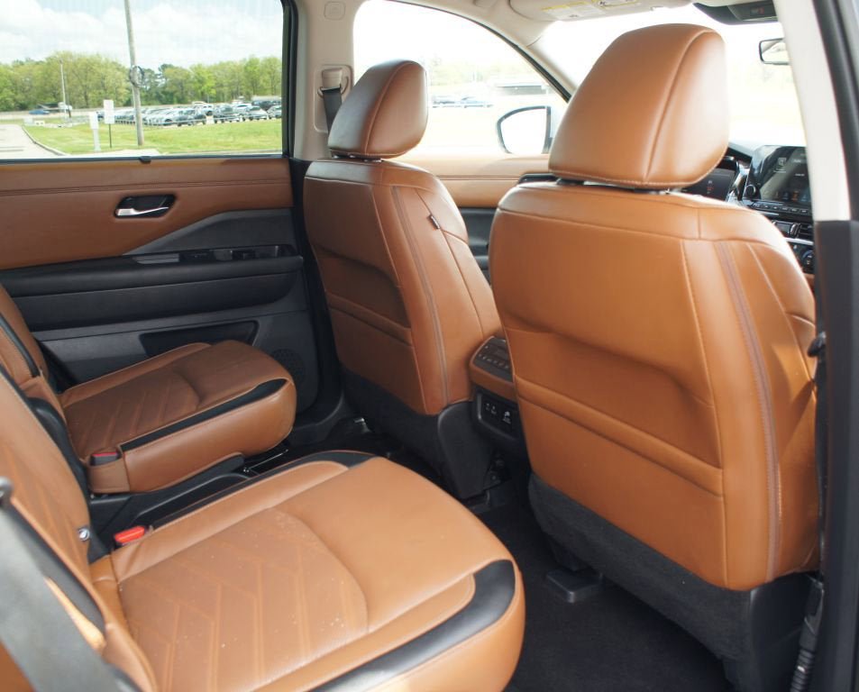 Used 2023 Nissan Pathfinder Platinum w/ Lighting Package (N93) FWD image 23