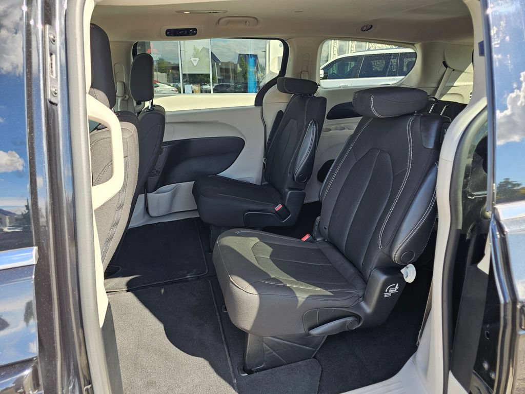 Used 2022 Chrysler Voyager LX FWD image 17