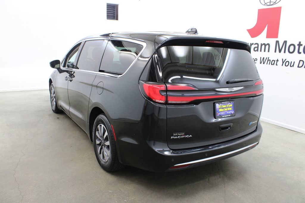 Used 2023 Chrysler Pacifica Touring-L FWD image 3