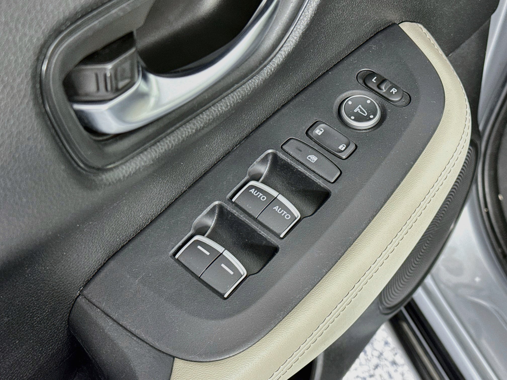 Certified 2025 Honda HR-V EX-L image 17