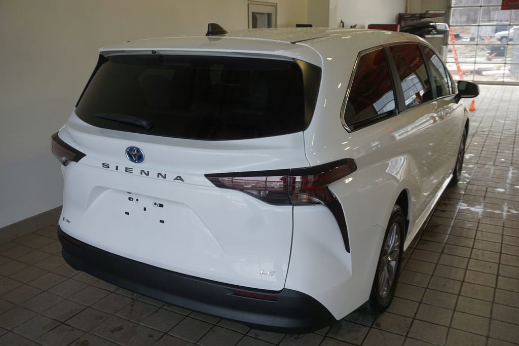 Used 2025 Toyota Sienna LE image 14