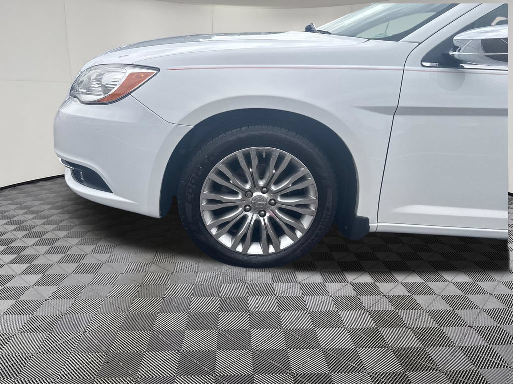 Used 2011 Chrysler 200 Limited FWD image 27